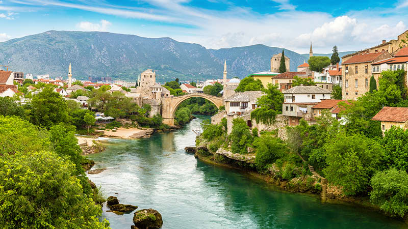 Frodig natur och anrika byggnader i Bosnien p en resa till Balkan.